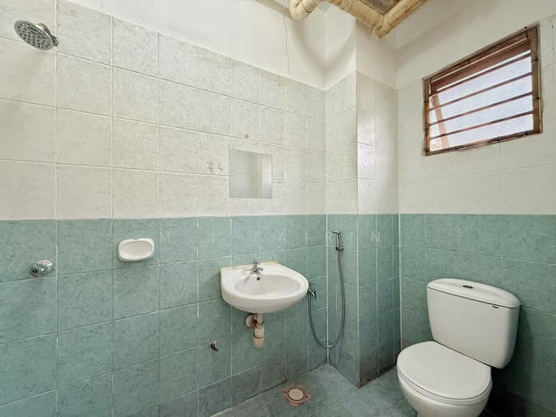 Pangsapuri untuk Disewa di Pangsapuri Permai Puteri - M.J Zairin - Bathroom - PropertyGuru.com.my