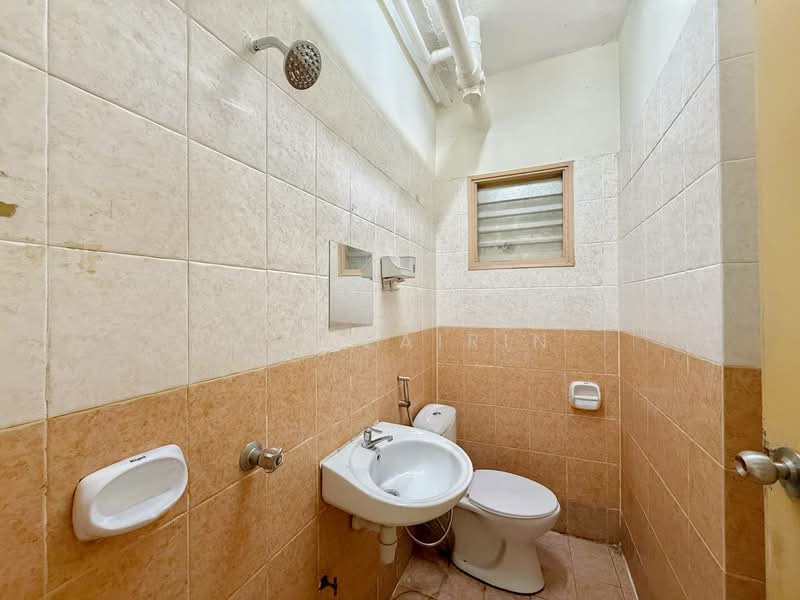 Pangsapuri untuk Disewa di Pangsapuri Permai Puteri - M.J Zairin - Bathroom - PropertyGuru.com.my