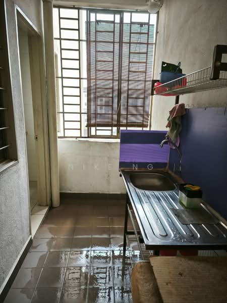 Pangsapuri untuk Dijual di Pangsapuri Akasia (Bandar Botanic) - Nike Ng - Balcony - PropertyGuru.com.my