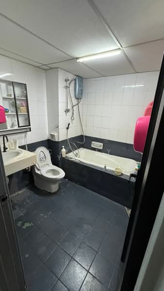 Kondominium untuk Dijual di Amadesa Resort Condominium - Cassey Yong - Bathroom - PropertyGuru.com.my