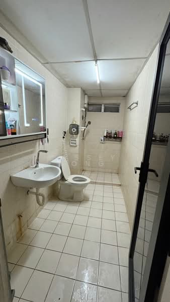 Kondominium untuk Dijual di Amadesa Resort Condominium - Cassey Yong - Bathroom - PropertyGuru.com.my