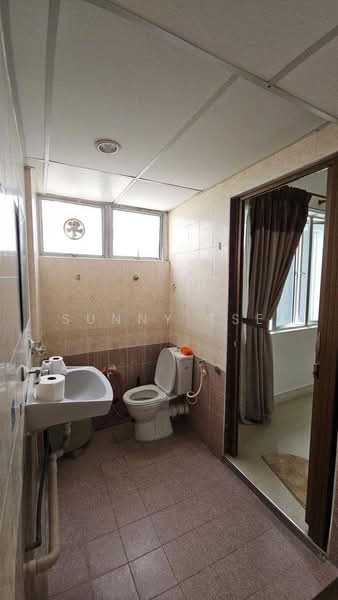 Kondominium untuk Dijual di Desa Golf Condominium - Sunny Tse - Bathroom - PropertyGuru.com.my