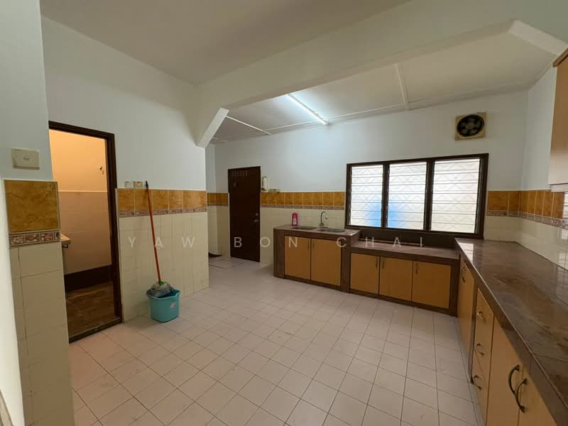 2-storey Terraced House for Rent in Taman Universiti Indah (Seri Kembangan) - Yaw Bon Chai - Kitchen - PropertyGuru.com.my