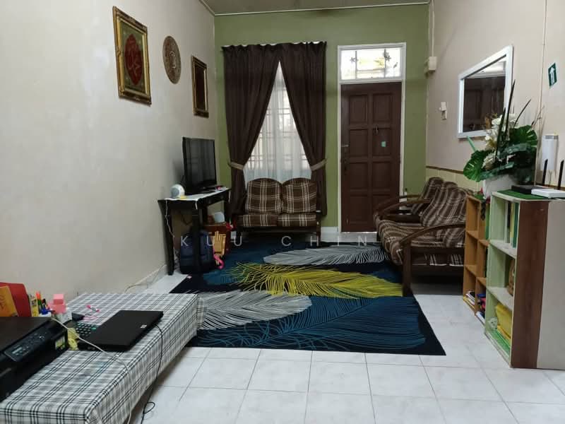 Rumah Teres 1 Tingkat untuk Dijual di Bandar Putra (Kulai) - Kuu Chin - Living Room - PropertyGuru.com.my