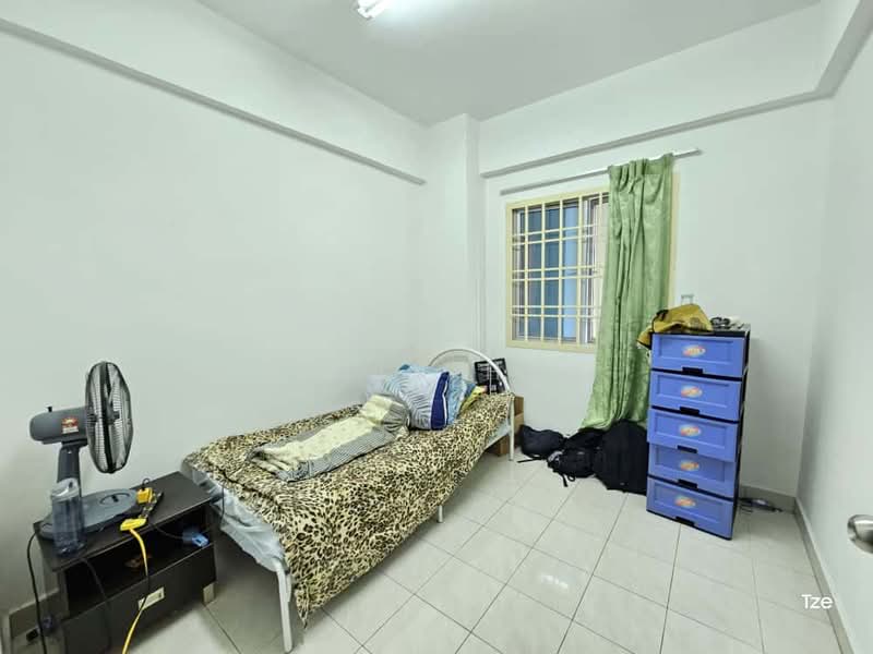 Pangsapuri untuk Dijual di Permas Ville Apartment - Kexin Hua - Bedroom - PropertyGuru.com.my