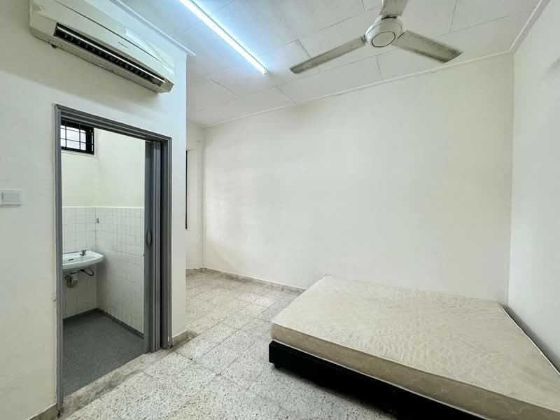 Rumah Teres 1.5 Tingkat untuk Disewa di Taman Molek (Johor Bahru) - Rain Ng - Bedroom - PropertyGuru.com.my