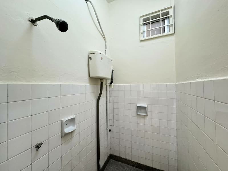 Rumah Teres 1.5 Tingkat untuk Disewa di Taman Molek (Johor Bahru) - Rain Ng - Bathroom - PropertyGuru.com.my