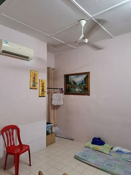 1-storey Terraced House for Sale in Taman Johor Jaya (Johor Bahru) - Ee Fong Toh - Bedroom - PropertyGuru.com.my