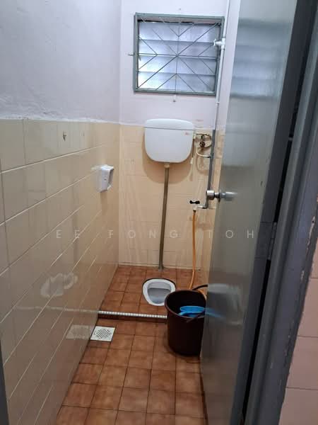 1-storey Terraced House for Sale in Taman Johor Jaya (Johor Bahru) - Ee Fong Toh - Bathroom - PropertyGuru.com.my