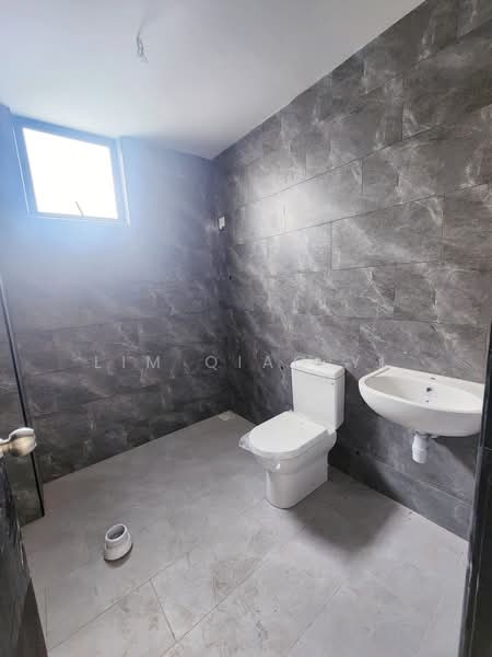 Rumah Teres 2 Tingkat untuk Dijual di Taman Banang Jaya (Batu Pahat) - Lim Qiao Yi - Bathroom - PropertyGuru.com.my