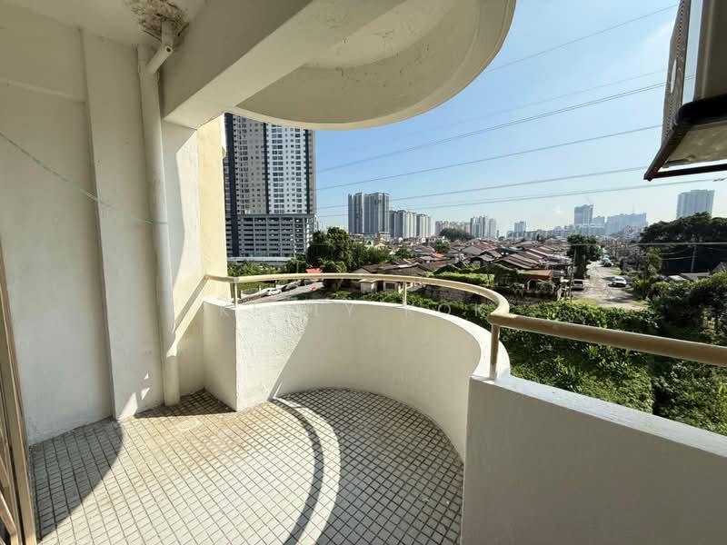 Kondominium untuk Dijual di Meadow Park 2 - Kelly Kok - Balcony - PropertyGuru.com.my
