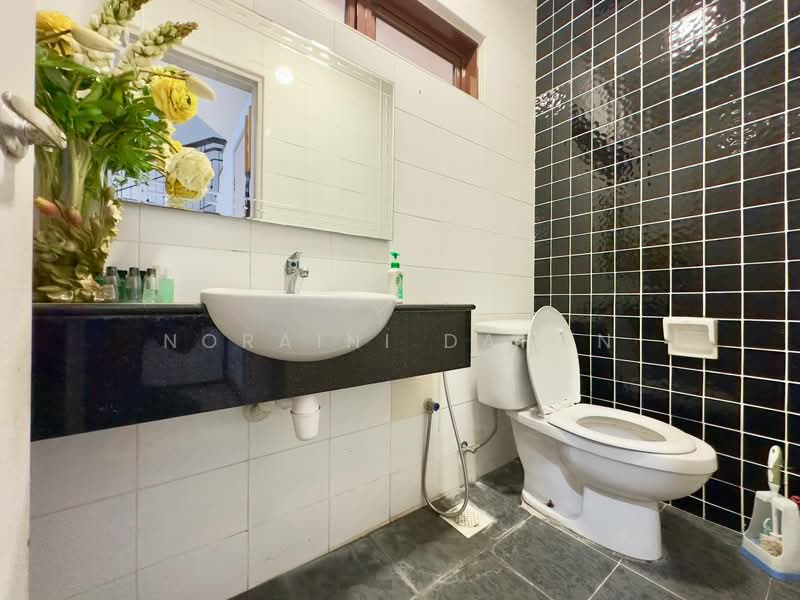 Semi-Detached House for Sale in Taman TTDI Jaya (Shah Alam) - Noraini Dahan - Bathroom - PropertyGuru.com.my