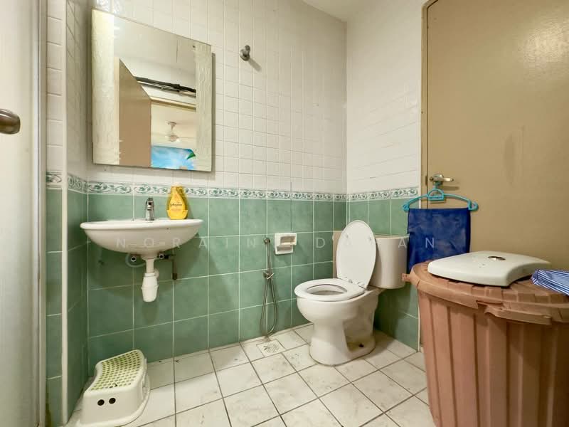 Semi-Detached House for Sale in Taman TTDI Jaya (Shah Alam) - Noraini Dahan - Bathroom - PropertyGuru.com.my
