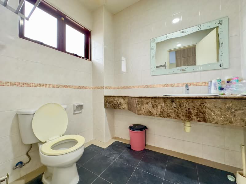Semi-Detached House for Sale in Taman TTDI Jaya (Shah Alam) - Noraini Dahan - Bathroom - PropertyGuru.com.my