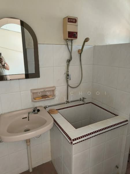 Rumah Teres 2 Tingkat untuk Disewa di Air Hitam (Ayer Itam) - Chong Chooi Wei - Bathroom - PropertyGuru.com.my