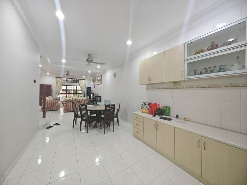 2-storey Terraced House for Sale in Taman Badri Shah (Lahat) - YY Cheah - Living Room - PropertyGuru.com.my
