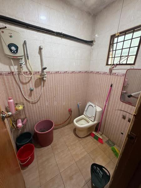 2-storey Terraced House for Sale in Bandar Putra Permai (Seri Kembangan) - Terry Chen - Bathroom - PropertyGuru.com.my