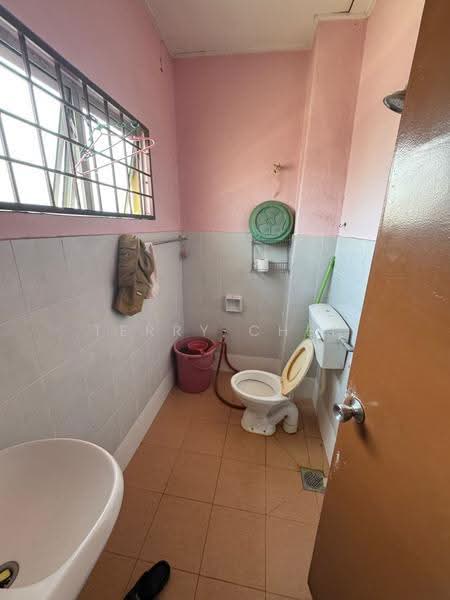 2-storey Terraced House for Sale in Bandar Putra Permai (Seri Kembangan) - Terry Chen - Bathroom - PropertyGuru.com.my