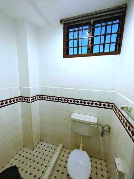 Rumah Teres 2 Tingkat untuk Dijual di Taman Molek (Johor Bahru) - Karl Lim - Bathroom - PropertyGuru.com.my