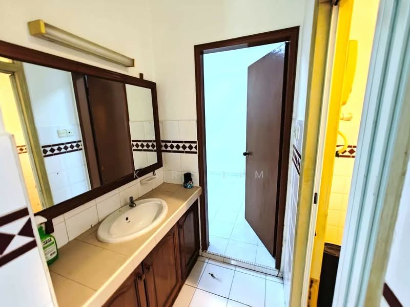 Rumah Teres 2 Tingkat untuk Dijual di Taman Molek (Johor Bahru) - Karl Lim - Bathroom - PropertyGuru.com.my