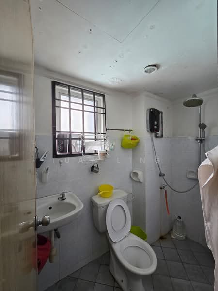 Pangsapuri untuk Dijual di Permas Ville Apartment - Tuan Ling - Bathroom - PropertyGuru.com.my