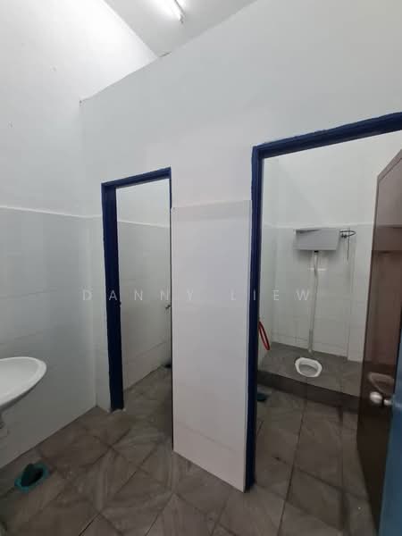 Warehouse for Rent in Pulau Indah (Klang) - Danny Liew - Bathroom - PropertyGuru.com.my