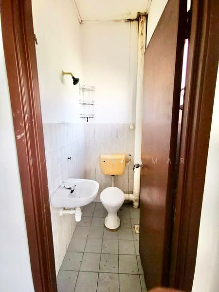 2-storey Terraced House for Sale in Taman Lestari Putra (Seri Kembangan) - Hazeman Omar - Bathroom - PropertyGuru.com.my