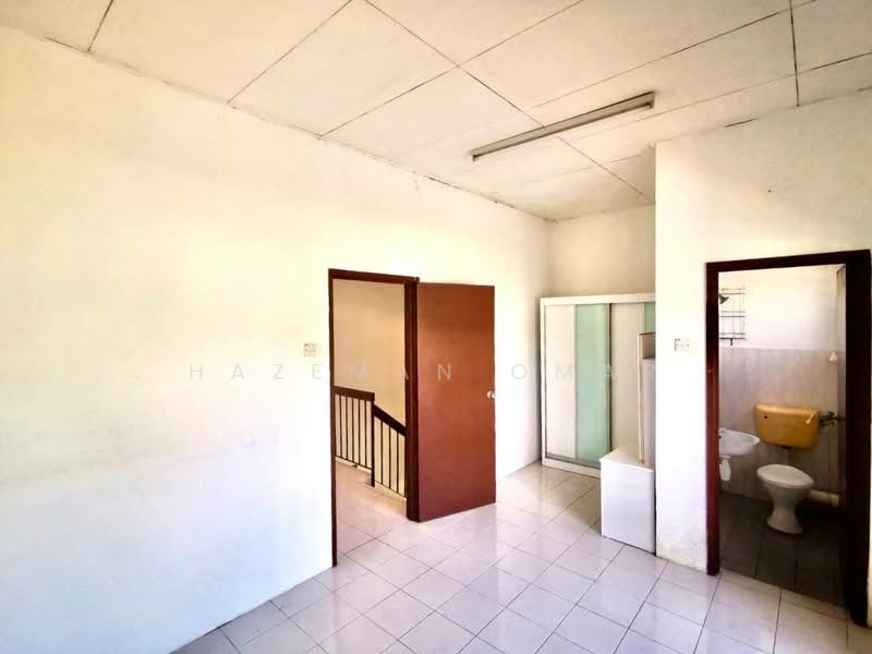 2-storey Terraced House for Sale in Taman Lestari Putra (Seri Kembangan) - Hazeman Omar - Interior - PropertyGuru.com.my