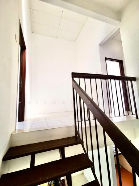 2-storey Terraced House for Sale in Taman Lestari Putra (Seri Kembangan) - Hazeman Omar - Interior - PropertyGuru.com.my