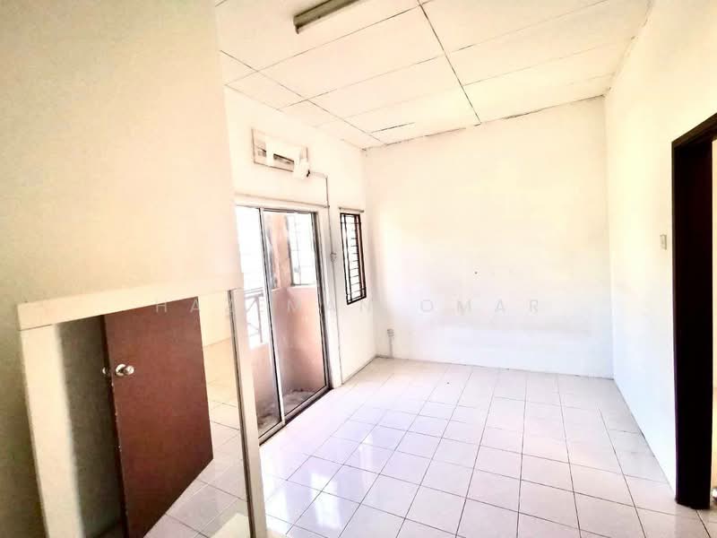 2-storey Terraced House for Sale in Taman Lestari Putra (Seri Kembangan) - Hazeman Omar - Interior - PropertyGuru.com.my