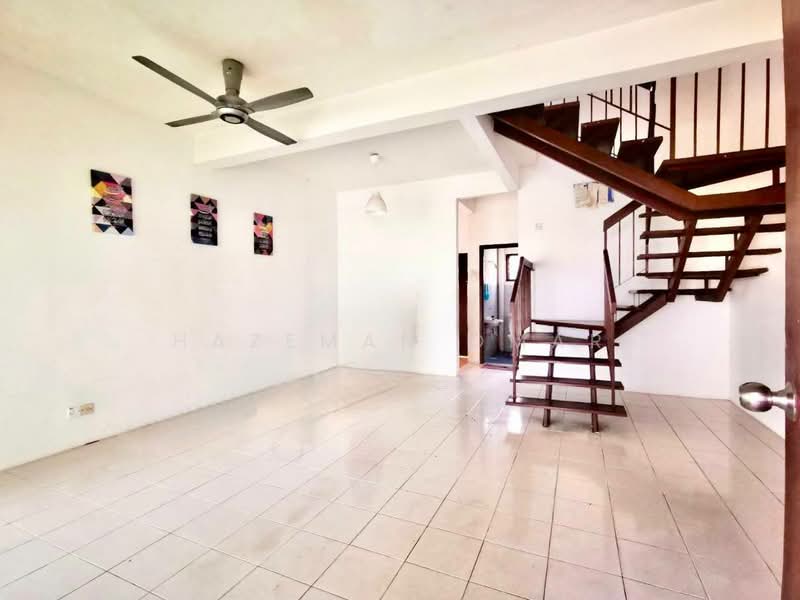 2-storey Terraced House for Sale in Taman Lestari Putra (Seri Kembangan) - Hazeman Omar - Living Room - PropertyGuru.com.my