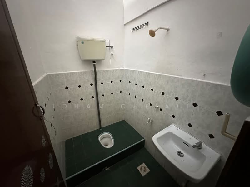 1-storey Terraced House for Sale in Taman Aneka Jaya (Kuantan) - Idham Che'Ali - Bathroom - PropertyGuru.com.my