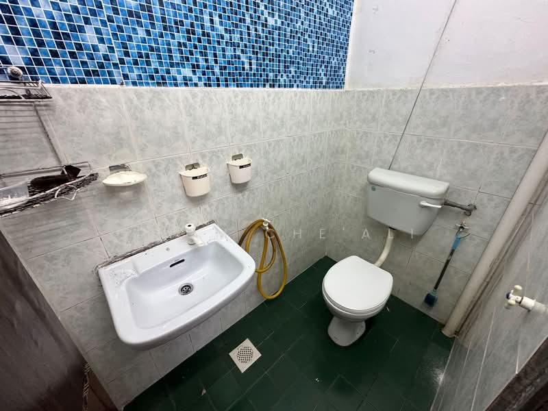 1-storey Terraced House for Sale in Taman Aneka Jaya (Kuantan) - Idham Che'Ali - Bathroom - PropertyGuru.com.my