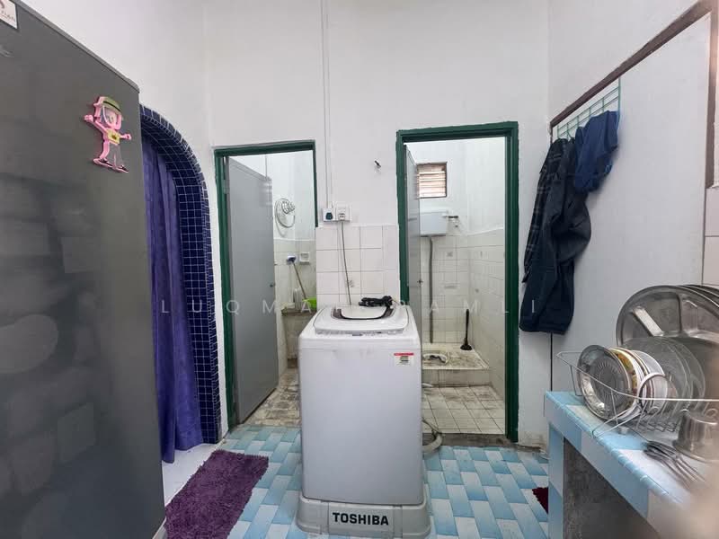 1-storey Terraced House for Sale in Bandar Kinrara Seksyen 1 (Bandar Kinrara) - Luqman Ramli - Kitchen - PropertyGuru.com.my