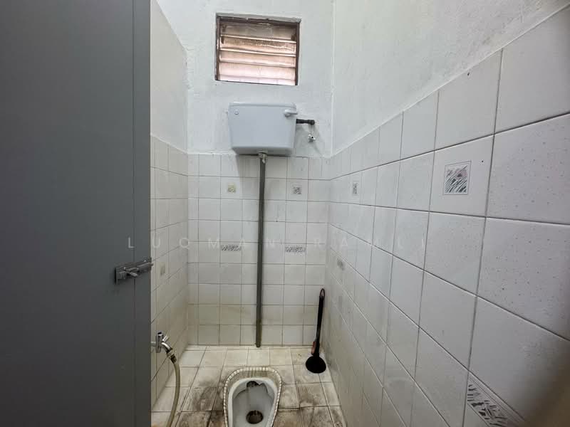 1-storey Terraced House for Sale in Bandar Kinrara Seksyen 1 (Bandar Kinrara) - Luqman Ramli - Bathroom - PropertyGuru.com.my