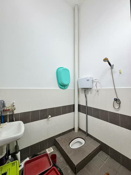 1-storey Terraced House for Sale in Parit Raja (Sri Gading) - Saedah Napisah - Bathroom - PropertyGuru.com.my