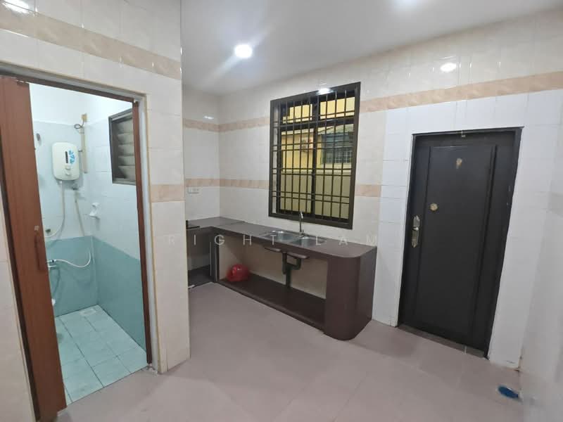 2-storey Terraced House for Rent in Bukit Indah (Iskandar Puteri (Nusajaya)) - Right Lam - Kitchen - PropertyGuru.com.my