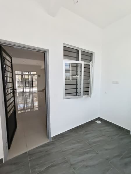 2-storey Terraced House for Sale in Taman Mengkibol (Kluang) - Celine Chai - Entrance - PropertyGuru.com.my