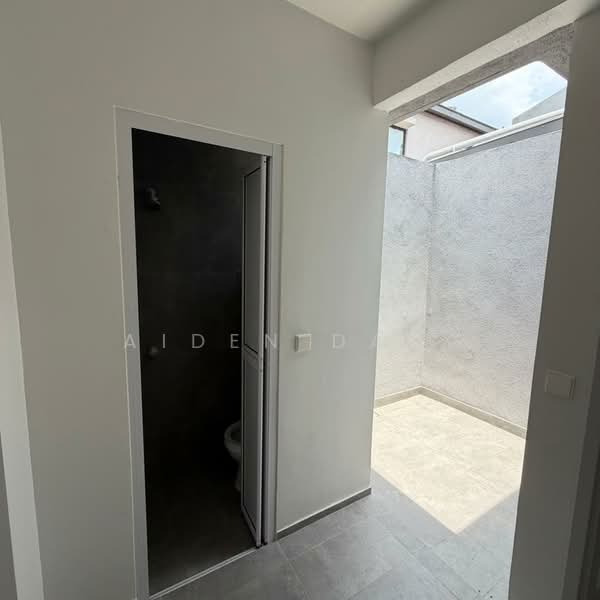 Terraced House for Sale in Taman Bukit Serdang (Seri Kembangan) - Aiden Dang - Bathroom - PropertyGuru.com.my