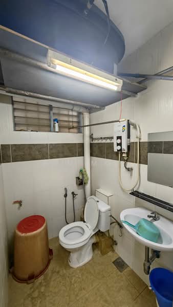 Pangsapuri untuk Dijual di Taman Jinjang Baru Kos Sederhana Apartment - Ben Mok - Bathroom - PropertyGuru.com.my
