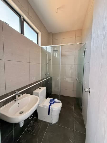 Rumah Berkembar untuk Dijual di Taman Bukit Indah (Batu Pahat) - Lim Qiao Yi - Bathroom - PropertyGuru.com.my