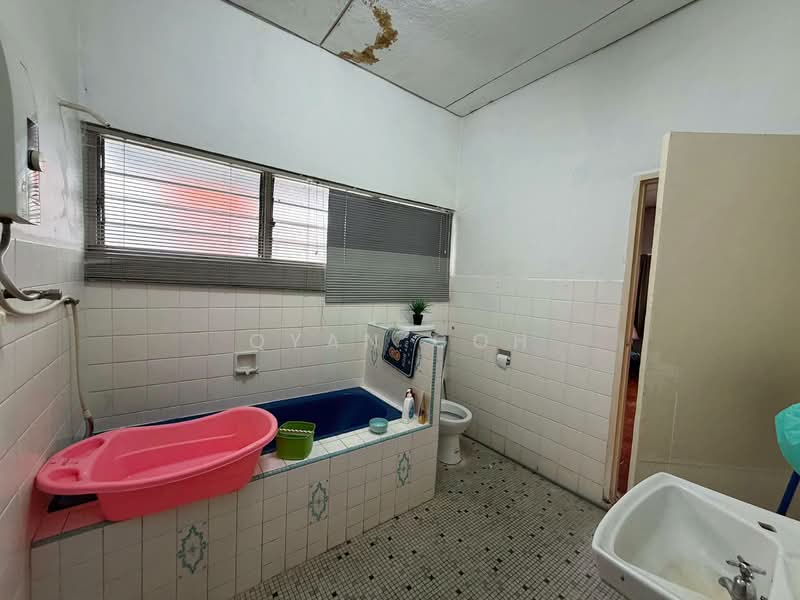 Rumah Berkembar untuk Dijual di Island Park (Jelutong) - Qyan Goh - Bathroom - PropertyGuru.com.my
