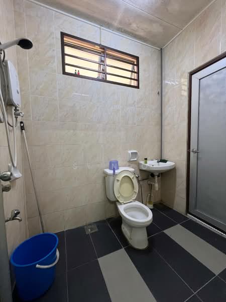 Rumah Teres 2 Tingkat untuk Dijual di Bandar Putra (Kulai) - SY Ngo - Bathroom - PropertyGuru.com.my