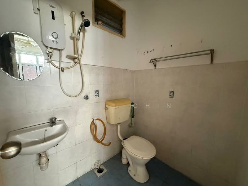 Pangsapuri untuk Disewa di Villa Krystal @ Bandar Selesa Jaya - April Chin - Bathroom - PropertyGuru.com.my