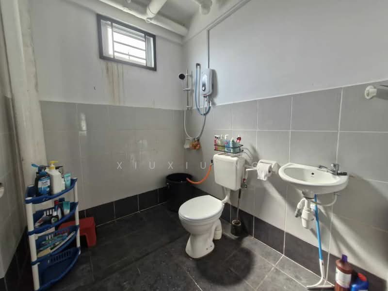 Pangsapuri untuk Dijual di Pangsapuri Pulai Mutiara 3 - Xiuxiu Ng - Bathroom - PropertyGuru.com.my