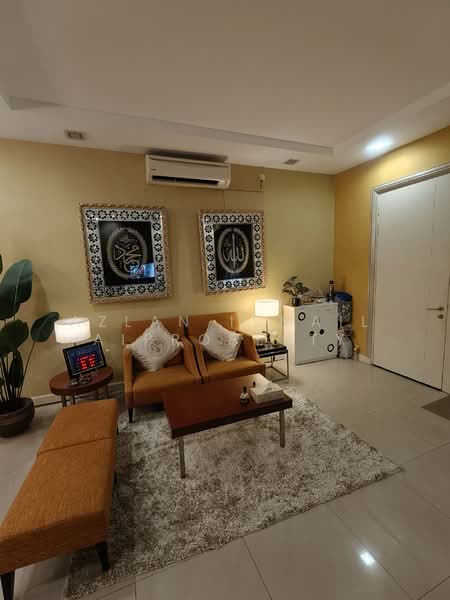 2-storey Terraced House for Sale in Johor Bahru (Johor) - Azlan Ismail aiproperty - Living Room - PropertyGuru.com.my