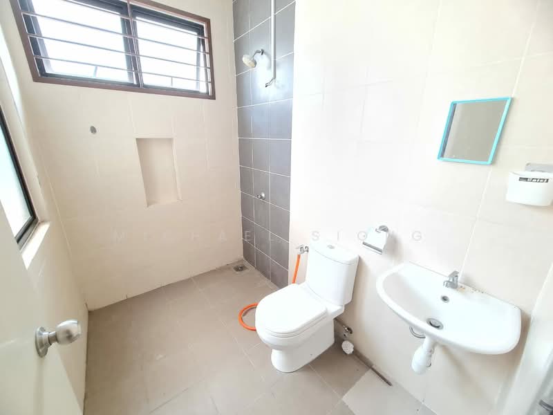3-storey Terraced House for Rent in Rawang (Selangor) - Michael Siong - Bathroom - PropertyGuru.com.my