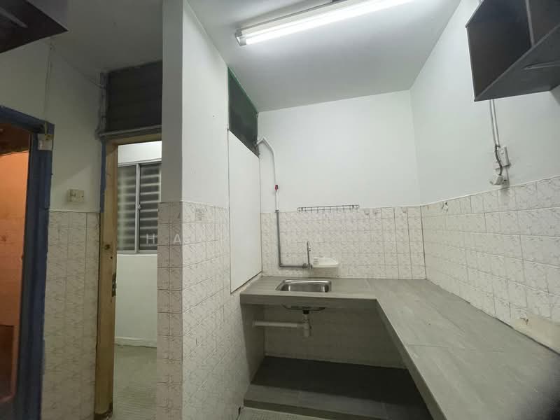 Rumah Flat untuk Dijual di Flat PKNS Seksyen 19 - Hairi Halim - Kitchen - PropertyGuru.com.my