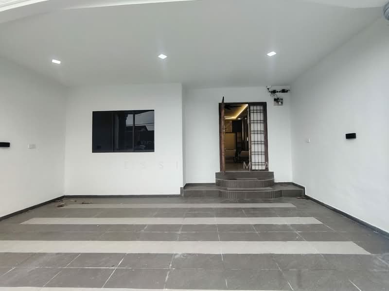 1-storey Terraced House for Rent in Taman Johor Jaya (Johor Bahru) - Jessica Ma - Entrance - PropertyGuru.com.my