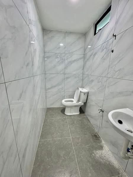 Rumah Teres 2 Tingkat untuk Dijual di Bandar Baru Permas Jaya - Wil Mong - Bathroom - PropertyGuru.com.my